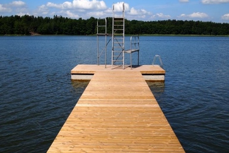 Ekn&auml;s semesterby - Simstrand