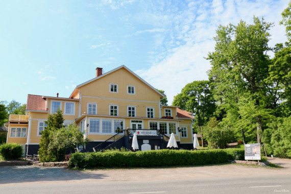 Dalsbruks Strandhotellet mitt i Dalsbruk.