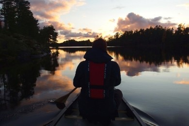 Paddla kanot p&aring; Stora Masugnstr&auml;sket